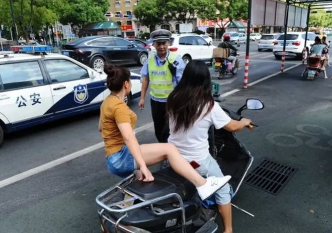 车上路迎来“4不带”新标准处罚明确凯发网址除了戴头盔！10月起电动(图2)